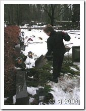 Joona peittää hautaa