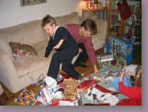 IMG_4909 * Joona ja Sauli etsiv�t paketteja roskan seasta