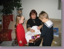 IMG_4915 * Saara, Hanna ja Joona avaavat yhdess� ison paketin
