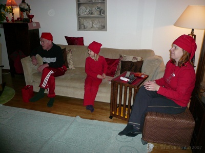 P1020155.JPG - Kiltit lapset odottavat lahjoja.
