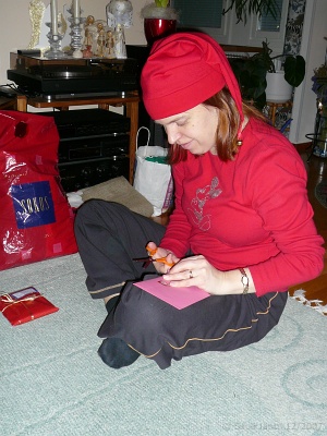 P1020192.JPG - Hanna avaa kirjekuorta