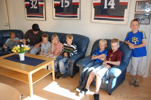 DSC_3651.JPG - Syntt�rivieraat kuvassa. Veeri, Teemu, Joona,Sami, Joel, Aleksi, Niklas ja Martin. Mikke katosi kuvasta.